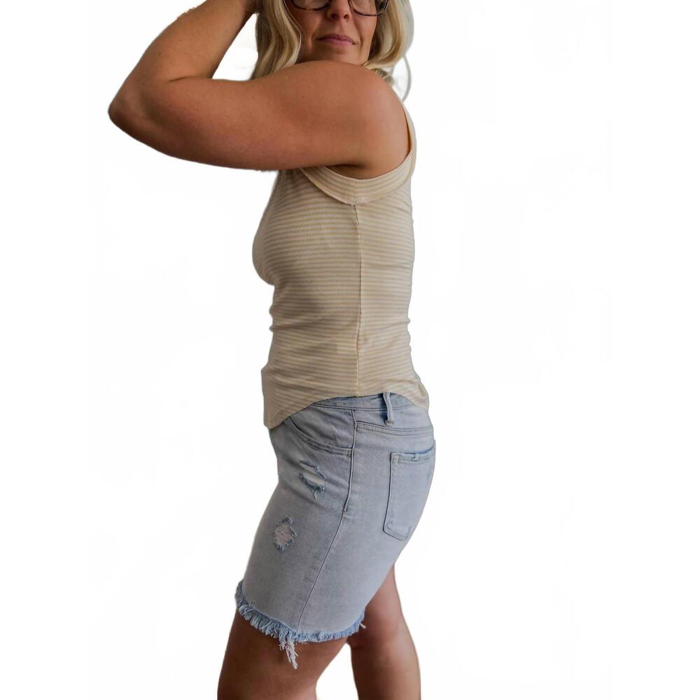 NEW VERVET BY FLYING MONKEY appreciate mid rise midi shorts in light wash - Picture 5 of 6